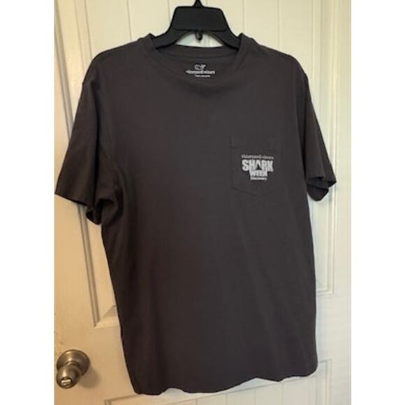 Vineyard Vines Men's Camo Discovery Shark Week Logo Pocket T-Shirt Small - Picture 5 of 7